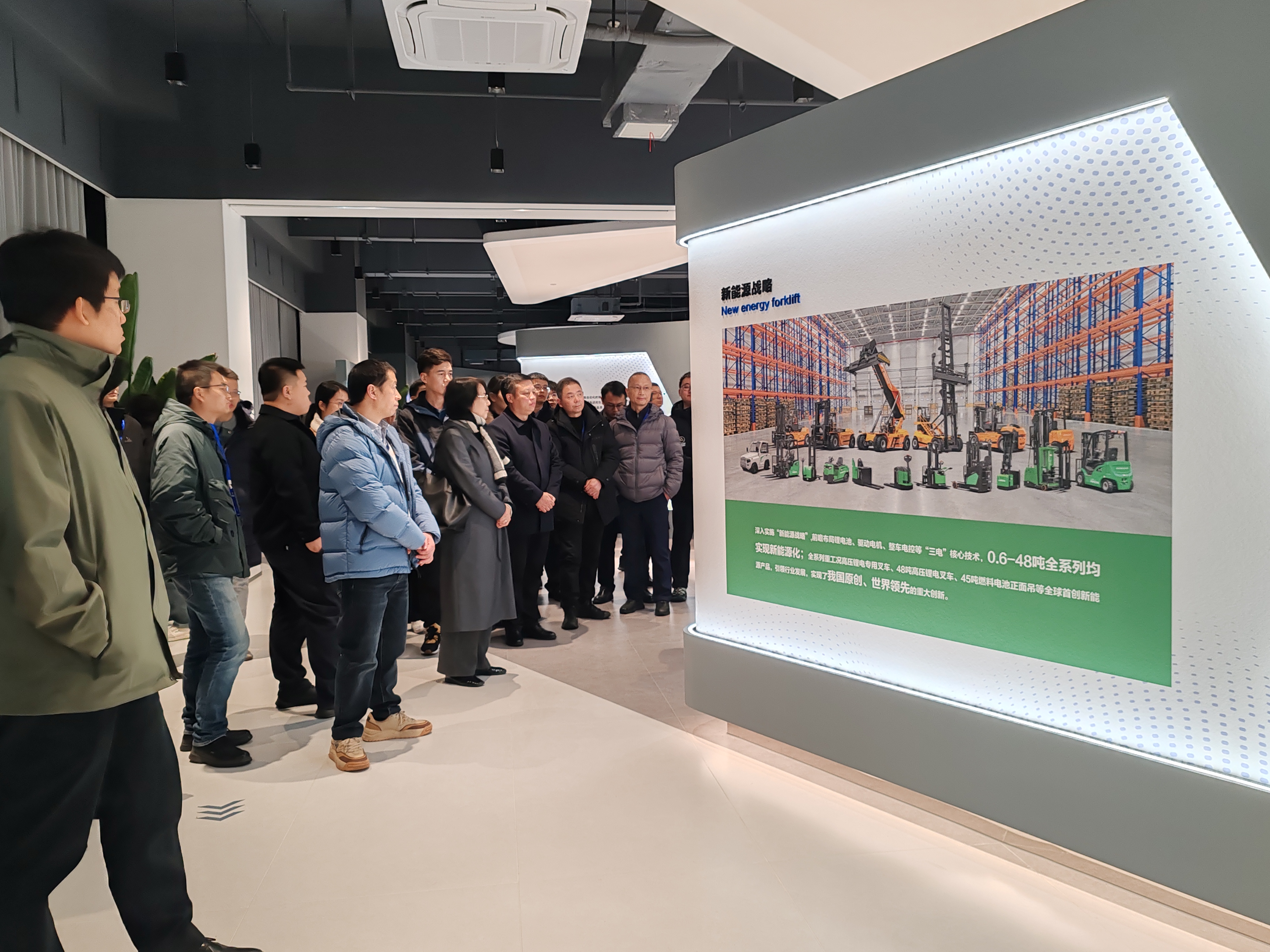 参观U8国际集团展厅.jpg